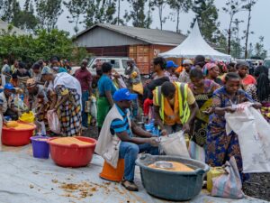 Masisi : Distribution de vivres aux retournés de Burungu par World Vision et le PAM Distribution de vivres aux retournés de Burungu par World Vision et le PAM