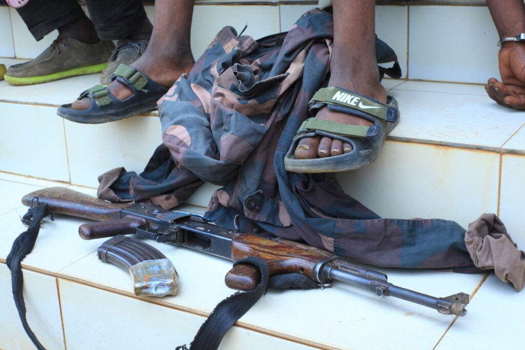 22 présumés bandits, dont deux policiers présentés à la presse