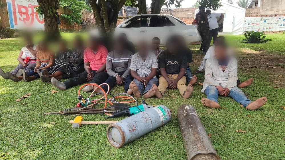 Beni : Un groupe de présumés braqueurs de microfinance présenté au gouverneur Un groupe de présumés braqueurs de microfinance présenté au gouverneur