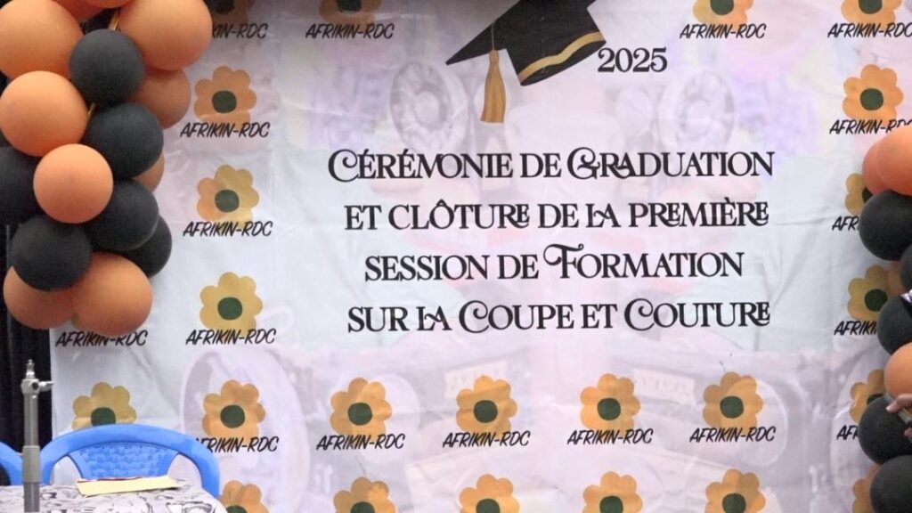 AFRIKIN offre formation et machines à coudre à 17 femmes vulnérables pour bâtir leur autonomie