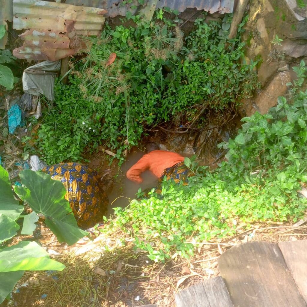 Butembo : Un corps sans vie retrouvé dans un caniveau au quartier Muthiri Un corps sans vie retrouvé dans un caniveau au quartier Muthiri