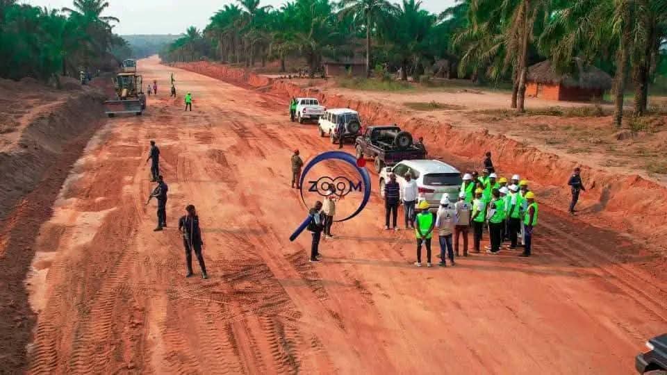 Sud-Kivu : L’armée et la population réhabilitent la route Shabunda-Kindu L’armée et la population réhabilitent la route Shabunda-Kindu