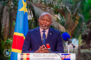RDC: Kamerhe valide la candidature d’Aimé Boji à la présidence de l’Assemblée nationale Le président national de l’Union pour la Nation Congolaise (UNC), Vital Kamerhe, a annoncé ce 31 octobre avoir pris acte de la désignation du candidat unique au poste de président de l’Assemblée nationale, à l’issue de la réunion du présidium de l’Union sacrée de la Nation tenue le 29 octobre à Kinshasa. Dans un communiqué officiel, l’ancien président de la Chambre basse du Parlement rappelle que cette décision découle des dispositions de la Charte de l’Union sacrée, qui confèrent à la Haute Autorité de référence un rôle d’arbitrage dans les grandes orientations politiques. Il précise que la position de son parti reste conforme à la résolution adoptée le 18 octobre 2025 par la Direction politique nationale de l’UNC, laquelle avait recommandé d’attendre les instructions de la Haute Autorité avant toute prise de position. Vital Kamerhe a par ailleurs appelé les élus, cadres, militants et sympathisants de l’UNC, ainsi que ceux des regroupements A/A-UNC et AVK 2018, à demeurer unis et engagés pour la paix, la sécurité à l’Est et la reconstruction du pays. Cette réaction intervient alors que la majorité présidentielle, réunie au sein de l’Union sacrée, a officiellement désigné Aimé Boji, membre du même courant politique, comme candidat unique à la présidence de l’Assemblée nationale — un poste que Vital Kamerhe avait lui-même occupé avant d’en démissionner dans un contexte politique tendu. Blaise Basabose