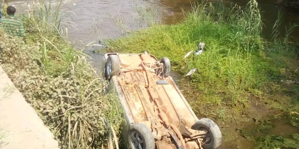 Une voiture plonge dans la rivière Kitshuru, des victimes signalées