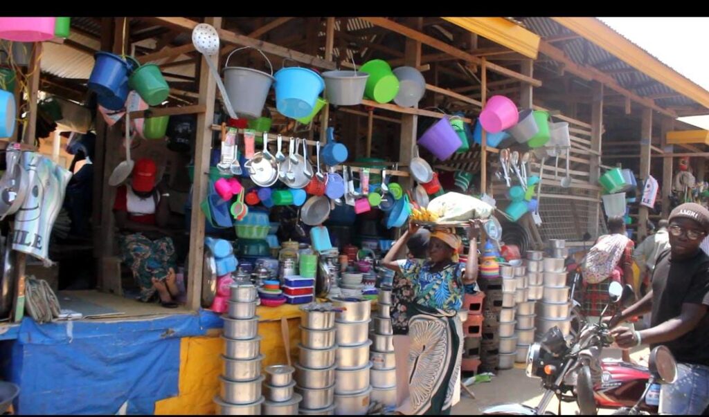 Le taux de dollars baisse, le prix au marché ne bouge pas, déplorent les habitants