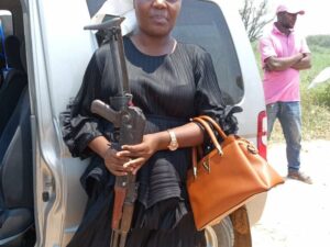 Arrestation d'une femme avec une AK-47 près du poste frontalier de Kavimvira