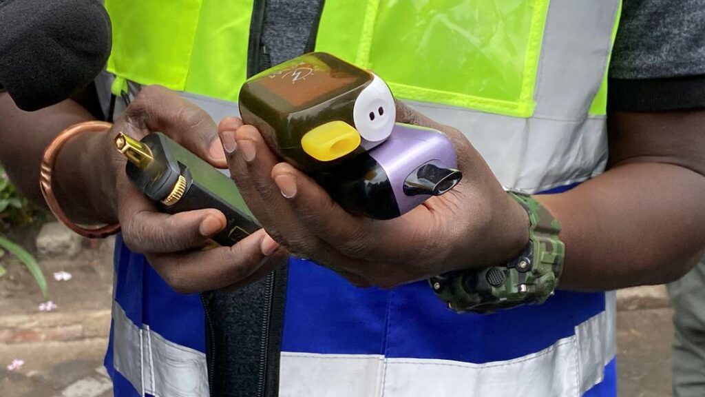 Le maire présente des shishas saisies chez des élèves et appelle les parents à la vigilance