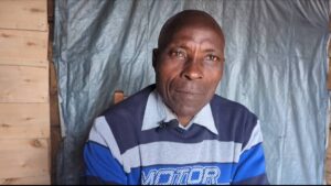 Masisi : Conditions de vie alarmantes pour les personnes âgées et handicapées Masisi : Conditions de vie alarmantes pour les personnes âgées et handicapées Dans la région de Masisi, située à l’est de la République démocratique du Congo, les personnes vivant avec un handicap et celles du troisième âge font face à des conditions de vie particulièrement difficiles. La vulnérabilité de ces groupes sociaux, déjà exposés à divers défis, est exacerbée par l’insécurité et l’instabilité qui affectent cette zone du pays. Ces communautés, souvent laissées pour compte, luttent pour subvenir à leurs besoins de base dans un contexte marqué par la pauvreté et un accès limité aux services essentiels. Claver Bavuga, président du Comité des Personnes Vivant avec Handicap et des Personnes du Troisième Âge (CPVH-P3A), exprime une grande inquiétude face à la situation de ces populations. Selon lui, les personnes handicapées et âgées de Masisi semblent être ignorées par de nombreuses organisations humanitaires et des donateurs potentiels. « Ces personnes sont marginalisées et vivent dans des conditions précaires, sans soutien suffisant pour améliorer leur quotidien », déclare Bavuga. Un sentiment d’abandon pèse sur cette partie de la population, qui peine à trouver un soutien adapté à ses besoins. Les difficultés rencontrées par ces personnes sont multiples. D’une part, les infrastructures pour personnes handicapées sont quasi inexistantes, ce qui rend difficile la mobilité et l’accès à des soins de santé appropriés. D’autre part, les personnes âgées manquent de programmes d’accompagnement et de structures d’hébergement adaptées à leur situation. De plus, les enfants de ces personnes, souvent issus de familles déjà fragiles, sont contraints de poursuivre leurs études dans des conditions très difficiles, faute de ressources financières ou d’un environnement propice à l’apprentissage. Face à cette situation, Claver Bavuga appelle à une mobilisation accrue des partenaires humanitaires, des ONG et des acteurs de la société civile pour venir en aide à ces populations vulnérables. « Nous avons besoin de soutien pour renforcer nos initiatives locales d’encadrement et offrir une assistance de qualité à ces personnes », souligne-t-il. Les actions envisagées incluent l’amélioration des infrastructures adaptées, la formation d’accompagnateurs pour les personnes âgées et handicapées, ainsi que la mise en place de programmes d’insertion socio-économique pour ces communautés souvent laissées de côté. Enfin, Claver Bavuga invite les autorités locales et les acteurs internationaux à travailler ensemble pour garantir que les droits des personnes vivant avec un handicap et des personnes âgées soient respectés. Selon lui, l’inclusion de ces groupes dans les programmes de développement et de protection sociale est essentielle pour réduire leur précarité et leur permettre de mener une vie plus digne. Siméon Semasaka