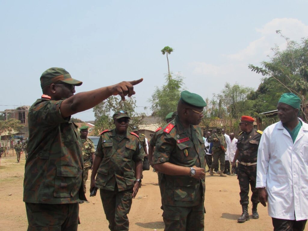 Le lieutenant-général Jules Banza inspecte les troupes à Kisangani