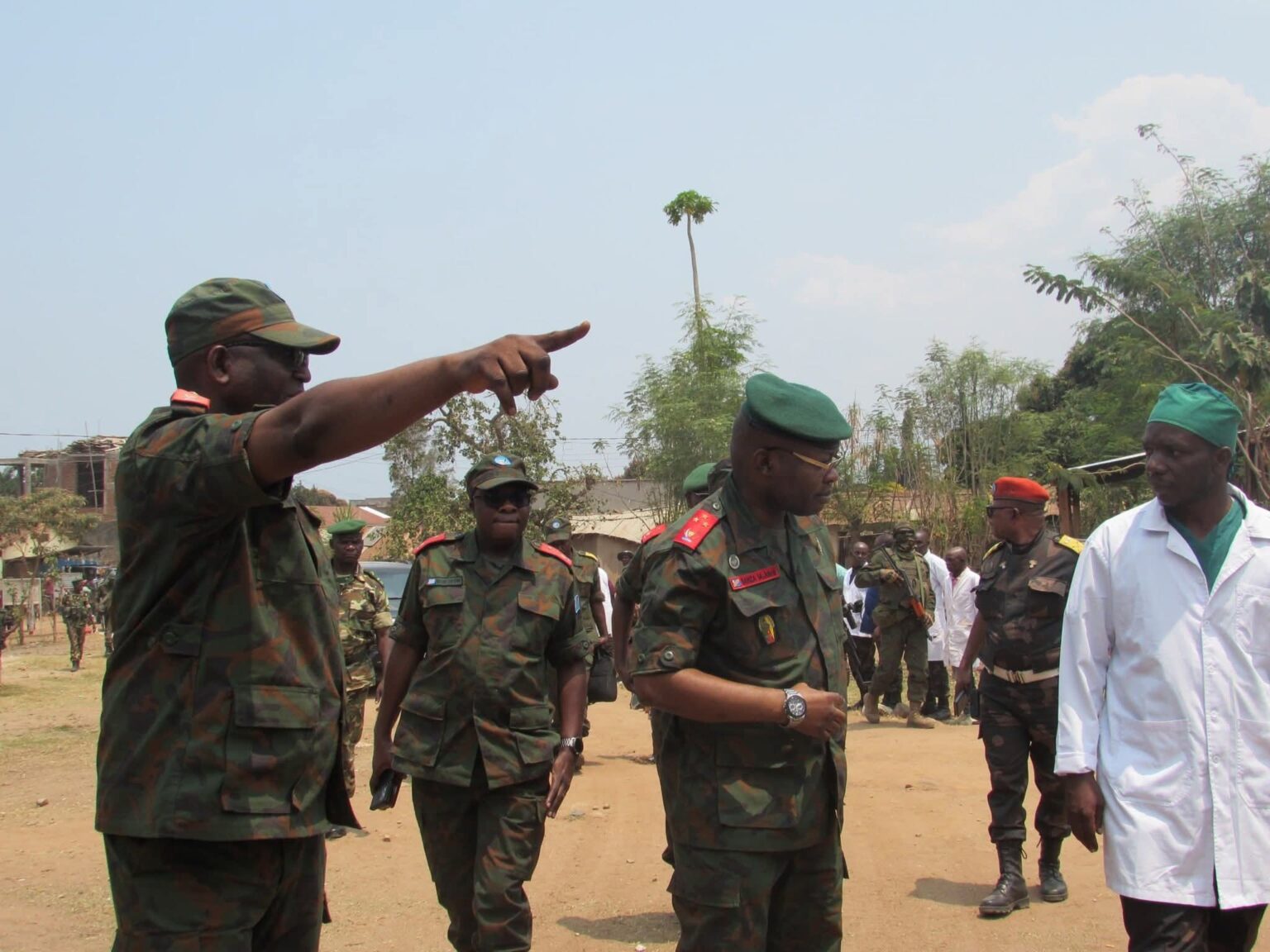 FARDC : Le lieutenant-général Jules Banza inspecte les troupes à Kisangani Le lieutenant-général Jules Banza inspecte les troupes à Kisangani