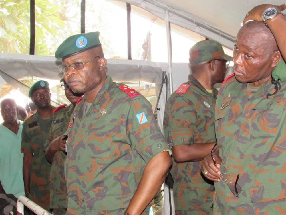 Le lieutenant-général Jules Banza inspecte les troupes à Kisangani