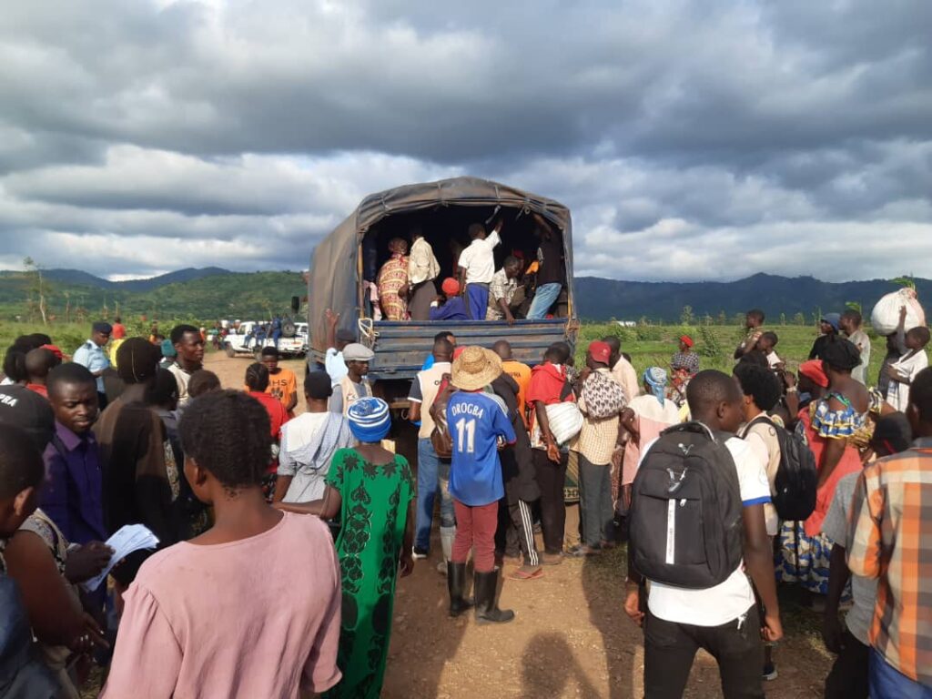 RDC : les violences armées plongent le Sud-Kivu dans une grave crise humanitaire La poursuite des affrontements armés dans plusieurs territoires du Sud-Kivu entraîne de lourdes conséquences humanitaires. Des milliers de familles ont fui leurs habitations, abandonnant leurs biens et, pour certaines, des proches perdus pendant la fuite. Selon le Comité international de la Croix-Rouge (CICR), près de 500 000 personnes sont en mouvement dans la région depuis le 2 décembre 2025. Face à cette situation, le CICR, en collaboration avec les Sociétés nationales de la Croix-Rouge de la RDC, du Burundi et du Rwanda, se mobilise pour rétablir les liens familiaux et apporter une assistance médicale aux blessés. De nombreux déplacés, réfugiés dans l’est de la RDC ou dans les pays voisins, restent sans nouvelles de leurs proches. À Uvira, la situation tend à se stabiliser, bien que les séquelles des combats demeurent visibles. En revanche, les territoires de Mwenga et de Fizi restent affectés par des affrontements, causant de nouveaux blessés et déplacements. Entre le 2 et le 16 décembre 2025, l’Hôpital général de référence de Fizi, soutenu par le CICR, a pris en charge près de vingt blessés par armes. À Uvira, plus de quarante civils blessés sont encore hospitalisés, portant à plus de cent le nombre total de blessés soignés depuis début décembre. Le CICR a également appuyé la Croix-Rouge de la RDC dans la gestion digne et sécurisée des dépouilles à Uvira et dans la plaine de la Ruzizi, où des enterrements ont été effectués depuis le 11 décembre. Une contamination dangereuse par les armes Les combats ont laissé une forte contamination par les armes, notamment sur l’axe Kamanyola–Uvira, où l’usage d’artillerie et d’armes explosives a été signalé. Des munitions non explosées représentent un danger majeur pour les populations, en particulier à Luvungi et Sange. Le CICR alerte sur les risques encourus par les civils, surtout au moment où certains déplacés commencent à regagner leurs villages. Il rappelle que le droit international humanitaire impose aux parties au conflit de protéger les civils contre les restes explosifs de guerre. Les violences ont provoqué des déplacements massifs vers Baraka, Fizi et Kalemie, dans la province du Tanganyika. D’autres familles ont traversé le lac Tanganyika au péril de leur vie pour se réfugier au Burundi. Si certaines zones connaissent une accalmie relative, de nombreuses familles restent déplacées dans une grande précarité. Au Burundi, des milliers de réfugiés congolais manquent d’eau potable, de nourriture, d’abris et de services sanitaires. Avec la saison des pluies et la persistance du choléra, les risques sanitaires demeurent élevés. Le CICR et la Croix-Rouge du Burundi ont renforcé leurs actions d’urgence, notamment la distribution d’eau, la désinfection des sites et le rétablissement des liens familiaux. Depuis le 2 décembre, plus de mille appels ont été facilités et onze enfants non accompagnés ont été réunifiés avec leurs familles. Malgré ces efforts, les besoins restent immenses. Les acteurs humanitaires appellent à un renforcement urgent de la réponse afin d’éviter une aggravation de la crise dans la région des Grands Lacs.