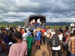 RDC : les violences armées plongent le Sud-Kivu dans une grave crise humanitaire La poursuite des affrontements armés dans plusieurs territoires du Sud-Kivu entraîne de lourdes conséquences humanitaires. Des milliers de familles ont fui leurs habitations, abandonnant leurs biens et, pour certaines, des proches perdus pendant la fuite. Selon le Comité international de la Croix-Rouge (CICR), près de 500 000 personnes sont en mouvement dans la région depuis le 2 décembre 2025. Face à cette situation, le CICR, en collaboration avec les Sociétés nationales de la Croix-Rouge de la RDC, du Burundi et du Rwanda, se mobilise pour rétablir les liens familiaux et apporter une assistance médicale aux blessés. De nombreux déplacés, réfugiés dans l’est de la RDC ou dans les pays voisins, restent sans nouvelles de leurs proches. À Uvira, la situation tend à se stabiliser, bien que les séquelles des combats demeurent visibles. En revanche, les territoires de Mwenga et de Fizi restent affectés par des affrontements, causant de nouveaux blessés et déplacements. Entre le 2 et le 16 décembre 2025, l’Hôpital général de référence de Fizi, soutenu par le CICR, a pris en charge près de vingt blessés par armes. À Uvira, plus de quarante civils blessés sont encore hospitalisés, portant à plus de cent le nombre total de blessés soignés depuis début décembre. Le CICR a également appuyé la Croix-Rouge de la RDC dans la gestion digne et sécurisée des dépouilles à Uvira et dans la plaine de la Ruzizi, où des enterrements ont été effectués depuis le 11 décembre. Une contamination dangereuse par les armes Les combats ont laissé une forte contamination par les armes, notamment sur l’axe Kamanyola–Uvira, où l’usage d’artillerie et d’armes explosives a été signalé. Des munitions non explosées représentent un danger majeur pour les populations, en particulier à Luvungi et Sange. Le CICR alerte sur les risques encourus par les civils, surtout au moment où certains déplacés commencent à regagner leurs villages. Il rappelle que le droit international humanitaire impose aux parties au conflit de protéger les civils contre les restes explosifs de guerre. Les violences ont provoqué des déplacements massifs vers Baraka, Fizi et Kalemie, dans la province du Tanganyika. D’autres familles ont traversé le lac Tanganyika au péril de leur vie pour se réfugier au Burundi. Si certaines zones connaissent une accalmie relative, de nombreuses familles restent déplacées dans une grande précarité. Au Burundi, des milliers de réfugiés congolais manquent d’eau potable, de nourriture, d’abris et de services sanitaires. Avec la saison des pluies et la persistance du choléra, les risques sanitaires demeurent élevés. Le CICR et la Croix-Rouge du Burundi ont renforcé leurs actions d’urgence, notamment la distribution d’eau, la désinfection des sites et le rétablissement des liens familiaux. Depuis le 2 décembre, plus de mille appels ont été facilités et onze enfants non accompagnés ont été réunifiés avec leurs familles. Malgré ces efforts, les besoins restent immenses. Les acteurs humanitaires appellent à un renforcement urgent de la réponse afin d’éviter une aggravation de la crise dans la région des Grands Lacs.