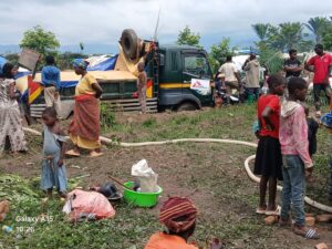 Burundi : Décès d’un couple de réfugiés congolais au camp de Ruyigi RDC : les violences armées plongent le Sud-Kivu dans une grave crise humanitaire La poursuite des affrontements armés dans plusieurs territoires du Sud-Kivu entraîne de lourdes conséquences humanitaires. Des milliers de familles ont fui leurs habitations, abandonnant leurs biens et, pour certaines, des proches perdus pendant la fuite. Selon le Comité international de la Croix-Rouge (CICR), près de 500 000 personnes sont en mouvement dans la région depuis le 2 décembre 2025. Face à cette situation, le CICR, en collaboration avec les Sociétés nationales de la Croix-Rouge de la RDC, du Burundi et du Rwanda, se mobilise pour rétablir les liens familiaux et apporter une assistance médicale aux blessés. De nombreux déplacés, réfugiés dans l’est de la RDC ou dans les pays voisins, restent sans nouvelles de leurs proches. À Uvira, la situation tend à se stabiliser, bien que les séquelles des combats demeurent visibles. En revanche, les territoires de Mwenga et de Fizi restent affectés par des affrontements, causant de nouveaux blessés et déplacements. Entre le 2 et le 16 décembre 2025, l’Hôpital général de référence de Fizi, soutenu par le CICR, a pris en charge près de vingt blessés par armes. À Uvira, plus de quarante civils blessés sont encore hospitalisés, portant à plus de cent le nombre total de blessés soignés depuis début décembre. Le CICR a également appuyé la Croix-Rouge de la RDC dans la gestion digne et sécurisée des dépouilles à Uvira et dans la plaine de la Ruzizi, où des enterrements ont été effectués depuis le 11 décembre. Une contamination dangereuse par les armes Les combats ont laissé une forte contamination par les armes, notamment sur l’axe Kamanyola–Uvira, où l’usage d’artillerie et d’armes explosives a été signalé. Des munitions non explosées représentent un danger majeur pour les populations, en particulier à Luvungi et Sange. Le CICR alerte sur les risques encourus par les civils, surtout au moment où certains déplacés commencent à regagner leurs villages. Il rappelle que le droit international humanitaire impose aux parties au conflit de protéger les civils contre les restes explosifs de guerre. Les violences ont provoqué des déplacements massifs vers Baraka, Fizi et Kalemie, dans la province du Tanganyika. D’autres familles ont traversé le lac Tanganyika au péril de leur vie pour se réfugier au Burundi. Si certaines zones connaissent une accalmie relative, de nombreuses familles restent déplacées dans une grande précarité. Au Burundi, des milliers de réfugiés congolais manquent d’eau potable, de nourriture, d’abris et de services sanitaires. Avec la saison des pluies et la persistance du choléra, les risques sanitaires demeurent élevés. Le CICR et la Croix-Rouge du Burundi ont renforcé leurs actions d’urgence, notamment la distribution d’eau, la désinfection des sites et le rétablissement des liens familiaux. Depuis le 2 décembre, plus de mille appels ont été facilités et onze enfants non accompagnés ont été réunifiés avec leurs familles. Malgré ces efforts, les besoins restent immenses. Les acteurs humanitaires appellent à un renforcement urgent de la réponse afin d’éviter une aggravation de la crise dans la région des Grands Lacs.
