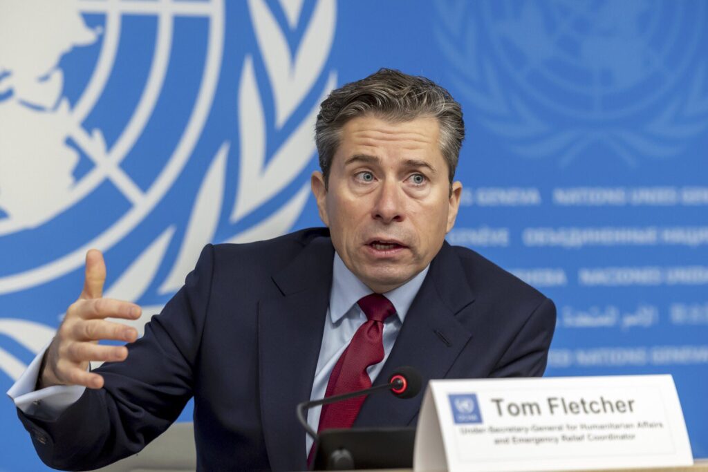 Tom Fletcher, Secrétaire général adjoint des Nations Unies aux affaires humanitaires et Coordonnateur des secours d'urgence (OCHA), assiste à une conférence de presse