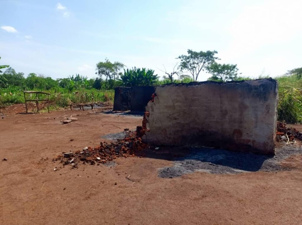 Plus de 100 maisons incendiées suite à un conflit entre deux villages à Padhubha