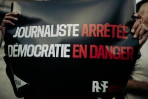Un journaliste extorqué par des militaires, JED exige restitution immédiate du téléphone