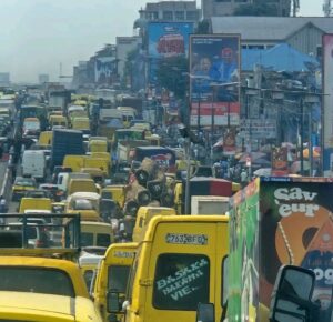 Kinshasa : les embouteillages paralysent la capitale La ville de Kinshasa fait face depuis plusieurs semaines à des embouteillages persistants qui compliquent le quotidien des habitants