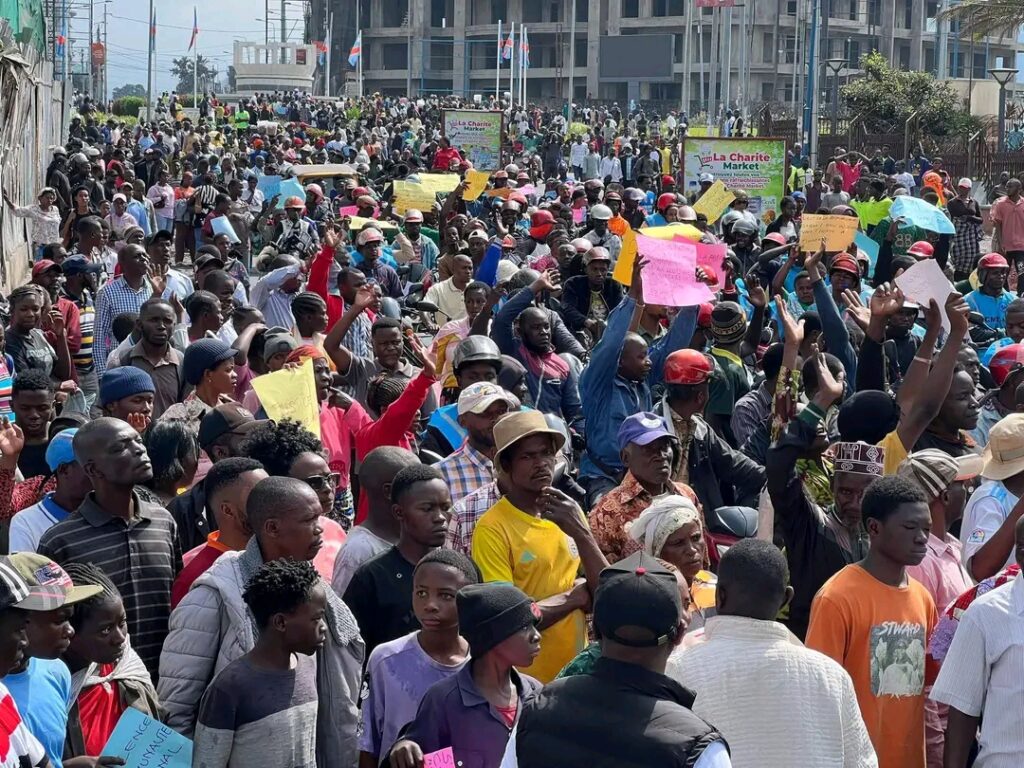 manifestation massive de la population après les frappes de drones des FARDC