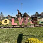 une jeune fille poignarde son père avec un couteau