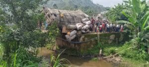 Masisi : l’effondrement du pont Muhongozi coupe la route entre Kitshanga et Mweso l’effondrement du pont Muhongozi coupe la route entre Kitshanga et Mweso