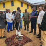 Lubero : 13 miliciens du groupe Léopard se rendent au P-DDRCS Au moins treize (13) combattants miliciens du groupe armé Léopard, autrefois dirigé par le feu général autoproclamé Gilbert, se sont rendus au programme de Désarmement, Démobilisation, Relèvement communautaire et Stabilisation (P-DDRCS), antenne de Lubero-Butembo. La cérémonie s’est déroulée ce mercredi 11 mars 2026 à Lubero-Centre, chef-lieu du territoire de Lubero, au Nord-Kivu. Ces miliciens ont d’abord été reçus par les autorités dans la localité de Kivale, groupement Musindi, en chefferie des Batangi. Le même mercredi, ils ont été présentés à Lubero-Centre au commissaire supérieur de la Police nationale congolaise (PNC) territoriale, le colonel Abamungu, représentant l’administrateur militaire du territoire de Lubero. Ils se sont rendus avec « deux armes de type AK-47, une importante quantité de munitions de différents calibres, une bombe lacrymogène ainsi que des tenues militaires », a expliqué le chef du P-DDRCS antenne de Lubero-Butembo, présent à la cérémonie. « C’est la troisième vague après la reddition du général autoproclamé Mamadou, qui avait promis de faire une bonne mobilisation en faveur du P-DDRCS. Cette reddition a été possible grâce à la contribution des notables de Kasugho-Kagheri et du P-DDRCS. Après cette étape, ils seront encadrés dans des métiers professionnels », a indiqué M. Masinda. L’est de la RDC est en proie à l’activisme des groupes armés locaux. Depuis, le P-DDRCS a amorcé une campagne de sensibilisation pour appeler les miliciens, la plupart accusés de plusieurs exactions, à déposer les armes.