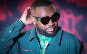 Flammes 2026 : Gims sacré artiste masculin de l’année l'artiste congolais Gims, de son vrai nom Gandhi Djuna, a été interpellé au moment de passer la douane à l'aéroport Charles-de-Gaulle