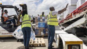 OMS renforce les laboratoires avec 4,6 tonnes de matériel médical