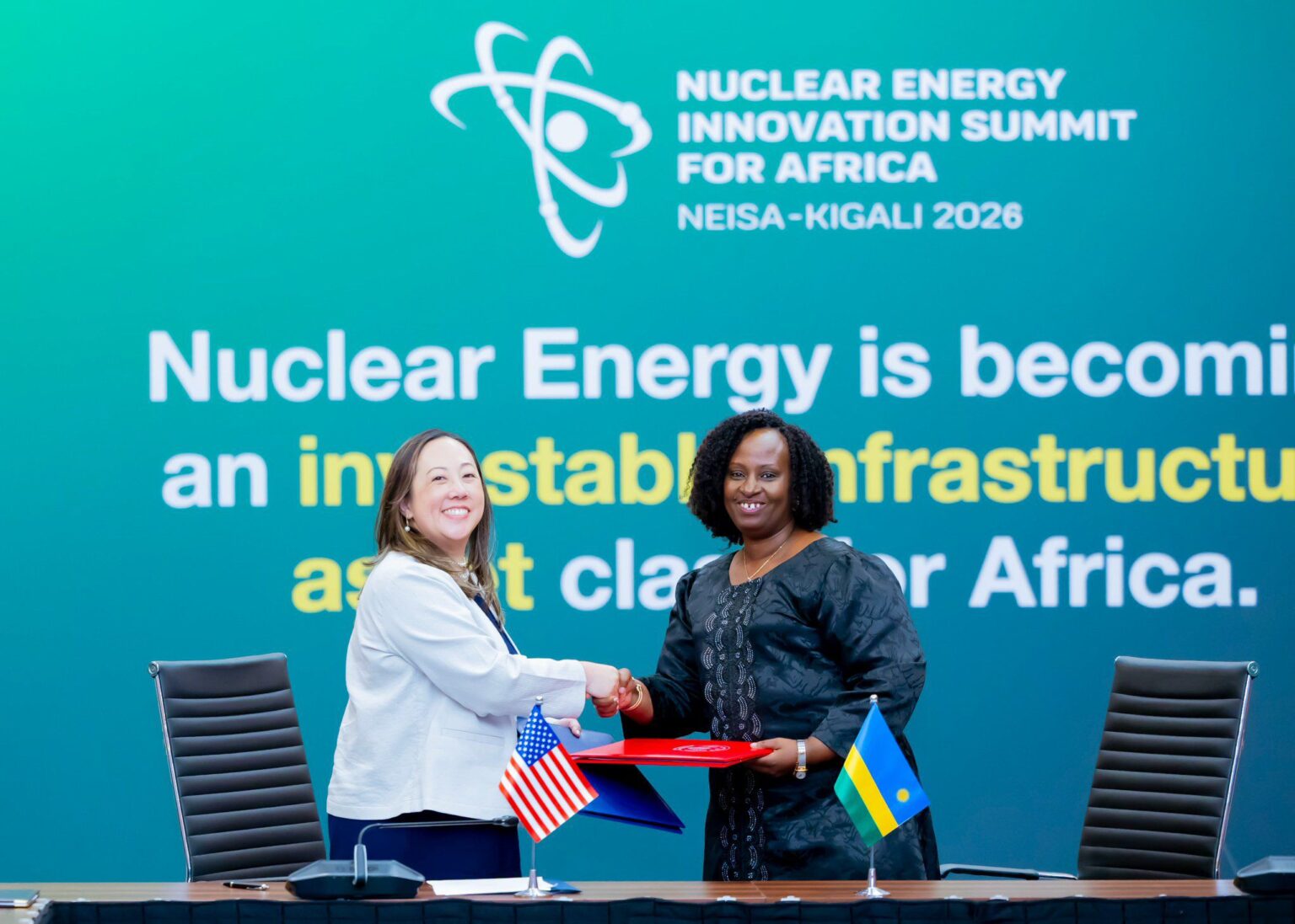 Coopération nucléaire : Washington et Kigali renforcent leur partenariat Un mémorandum d’entente sur la coopération nucléaire civile et stratégique a été signé mardi 19 mai 2026 par les États-Unis et la République du Rwanda, dans le but de faire progresser la coopération nucléaire civile pacifique entre les deux États. Selon un communiqué officiel, la signature de ce mémorandum marque une étape importante vers le renforcement de la coopération dans le domaine de l’énergie nucléaire civile et l’élargissement des opportunités de collaboration pour soutenir le développement d’une énergie propre et sûre. Les signatures ont été apposées par Renée Sonderman, secrétaire adjointe principale par intérim au Bureau du contrôle des armements et de la non-prolifération du département d’État américain, et le Dr Usta Kayitesi, ministre d’État chargée des Affaires étrangères et de la Coopération internationale de la République du Rwanda. Ce mémorandum fait partie des outils importants développés lors du premier mandat du président américain : « Le mémorandum d’entente sur la coopération nucléaire est l’un des outils diplomatiques importants développés lors du premier mandat du président Donald Trump. Il pose les bases du renforcement des liens stratégiques entre les États-Unis et ses partenaires clés et offre un cadre pour des partenariats nucléaires civils stratégiques à long terme à l’échelle mondiale », précise le communiqué. À la même occasion, l’entreprise américaine Holtec International et le Conseil rwandais de l’énergie atomique ont signé un accord global de développement visant à accélérer le déploiement du réacteur SMR-300 de Holtec au Rwanda. Kethia Rugamika