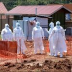 RDC : Ebola atteint Butembo, deux cas confirmés selon le professeur Muyembe Deux cas confirmés de la maladie à virus Ebola ont été enregistrés dans la ville de Butembo, au Nord-Kivu, a annoncé ce lundi 18 mai 2026 le professeur Jean-Jacques Muyembe sur les ondes de Top Congo FM, alors que la République démocratique du Congo fait face à une nouvelle flambée épidémique. « Nous avons reçu deux échantillons qui sont positifs à Butembo et à Katwa. Ebola est déjà dans le Nord-Kivu », a indiqué le virologue congolais, le Pr Jean-Jacques Muyembe. Selon les autorités sanitaires, le patient confirmé a été placé en isolement et bénéficie d’une prise en charge médicale, tandis que des opérations de traçage des cas contacts ainsi que des mesures de riposte ont été immédiatement déclenchées afin de limiter la propagation du virus. La vigilance a été renforcée dans l’Est de la RDC après la confirmation récente d’un cas à Goma. Les équipes sanitaires multiplient les campagnes de sensibilisation et les dispositifs de contrôle dans les structures de santé, les lieux publics et les points d’entrée. Le ministère congolais de la Santé a déclaré la 17ᵉ épidémie d’Ebola en RDC. L’épicentre se situe en Ituri, notamment dans les zones de Rwampara, Mongwalu et Bunia, où plusieurs cas ont déjà été recensés. Selon les chiffres communiqués par les autorités sanitaires, au moins 350 cas suspects et 91 décès ont été enregistrés depuis le début de cette nouvelle flambée épidémique. Dans la sous-région, l’inquiétude gagne également les pays voisins. En Ouganda, l’ambassade des États-Unis a annoncé la suspension de toutes les demandes de visas en raison de l’épidémie d’Ebola, invoquant des mesures de précaution sanitaire face aux risques de propagation transfrontalière du virus. Blaise Basabose