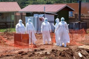 Ouganda : Trois nouveaux cas d’Ebola confirmés RDC : Ebola atteint Butembo, deux cas confirmés selon le professeur Muyembe Deux cas confirmés de la maladie à virus Ebola ont été enregistrés dans la ville de Butembo, au Nord-Kivu, a annoncé ce lundi 18 mai 2026 le professeur Jean-Jacques Muyembe sur les ondes de Top Congo FM, alors que la République démocratique du Congo fait face à une nouvelle flambée épidémique. « Nous avons reçu deux échantillons qui sont positifs à Butembo et à Katwa. Ebola est déjà dans le Nord-Kivu », a indiqué le virologue congolais, le Pr Jean-Jacques Muyembe. Selon les autorités sanitaires, le patient confirmé a été placé en isolement et bénéficie d’une prise en charge médicale, tandis que des opérations de traçage des cas contacts ainsi que des mesures de riposte ont été immédiatement déclenchées afin de limiter la propagation du virus. La vigilance a été renforcée dans l’Est de la RDC après la confirmation récente d’un cas à Goma. Les équipes sanitaires multiplient les campagnes de sensibilisation et les dispositifs de contrôle dans les structures de santé, les lieux publics et les points d’entrée. Le ministère congolais de la Santé a déclaré la 17ᵉ épidémie d’Ebola en RDC. L’épicentre se situe en Ituri, notamment dans les zones de Rwampara, Mongwalu et Bunia, où plusieurs cas ont déjà été recensés. Selon les chiffres communiqués par les autorités sanitaires, au moins 350 cas suspects et 91 décès ont été enregistrés depuis le début de cette nouvelle flambée épidémique. Dans la sous-région, l’inquiétude gagne également les pays voisins. En Ouganda, l’ambassade des États-Unis a annoncé la suspension de toutes les demandes de visas en raison de l’épidémie d’Ebola, invoquant des mesures de précaution sanitaire face aux risques de propagation transfrontalière du virus. Blaise Basabose