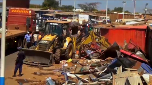 Lubumbashi : la mairie rase des kiosques anarchiques sur la route des Poids lourds la mairie rase des kiosques anarchiques sur la route des Poids lourds