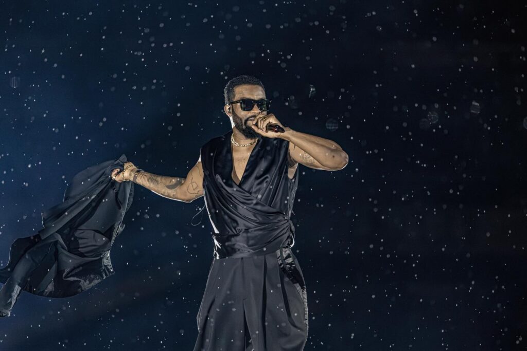 « Cette reconnaissance dépasse ma personne », déclare Fally Ipupa après sa décoration