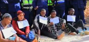 arsenal de guerre saisi, cinq suspects et deux policiers arrêtés