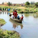 à Mulao Hernica, la pirogue demeure l’unique lien entre les deux rives