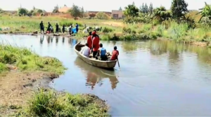 Lubumbashi : à Mulao Hernica, la pirogue demeure l’unique lien entre les deux rives à Mulao Hernica, la pirogue demeure l’unique lien entre les deux rives
