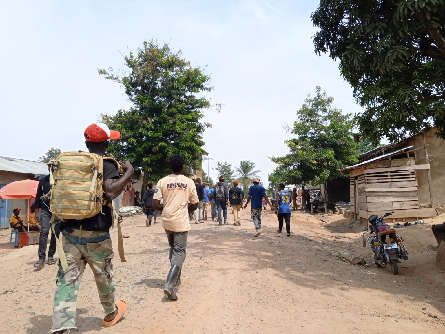 Beni : sans armes à feu, des jeunes marchent vers le front contre les ADF sans armes à feu, des jeunes marchent vers le front contre les ADF