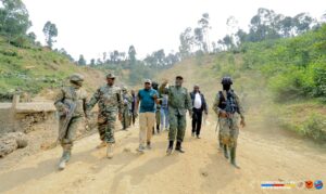 Kalehe : une mission d’itinérance des gouverneurs du Nord et du Sud-Kivu Le gouverneur du Nord-Kivu, Bahati Musanga Erasto, s’est rendu à Nyabibwe, dans le territoire de Kalehe, au Sud-Kivu. Il y a rencontré son homologue du Sud-Kivu, Patrick Busu Bwa Ngwi.