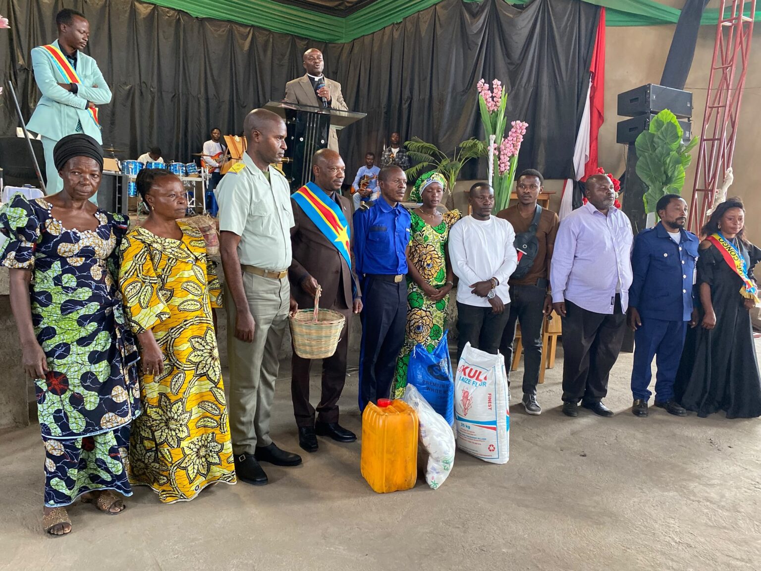 Kasindi : don de vivres aux FARDC et à la PNC pour le 66e anniversaire de l’indépendance don de vivres aux FARDC et à la PNC pour le 66e anniversaire de l’indépendance