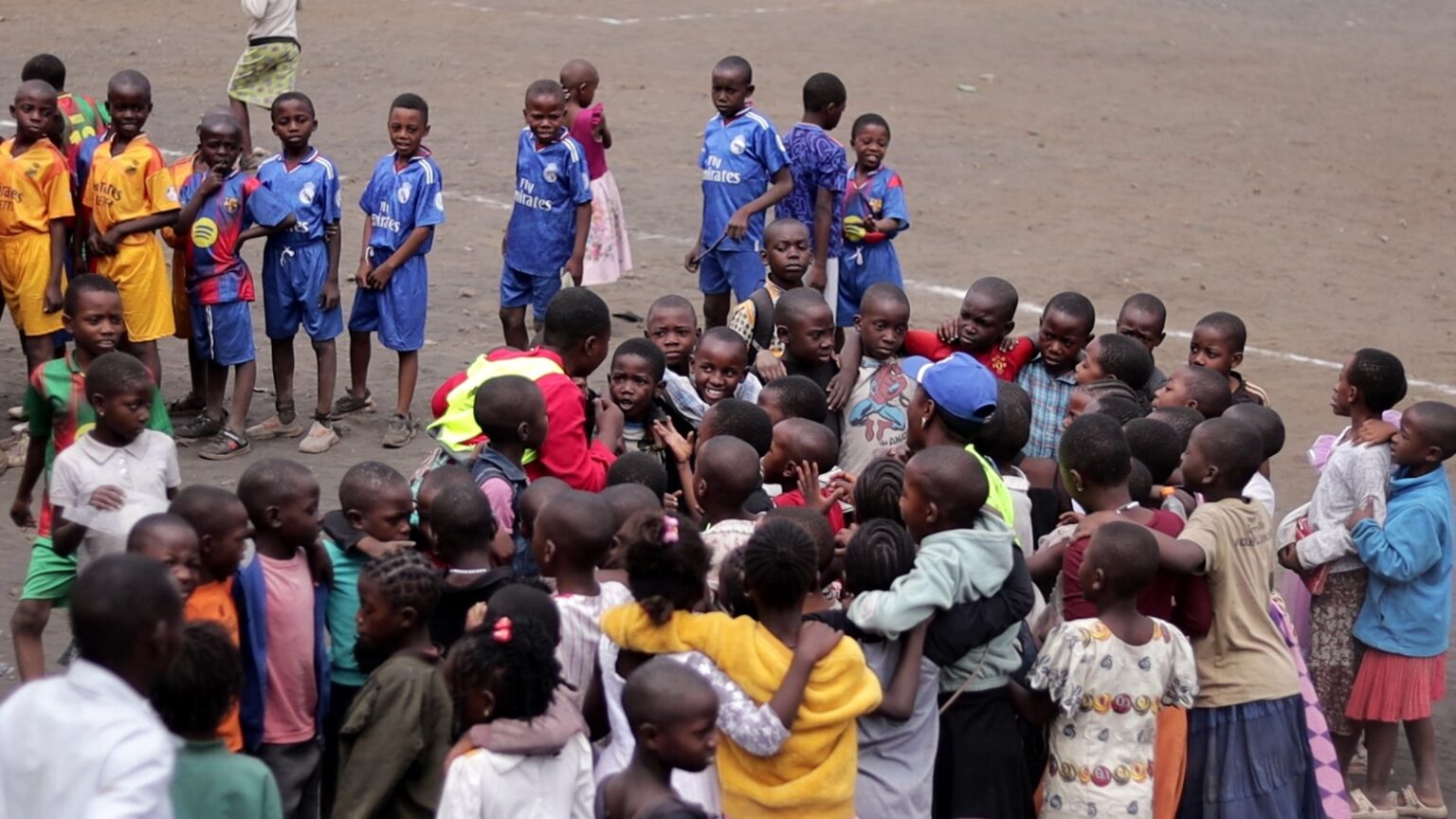 Goma : plus de 1 000 enfants réunis à Ndosho pour une colonie de vacances dédiée à la paix Goma : plus de 1 000 enfants réunis à Ndosho pour une colonie de vacances dédiée à la paix La paroisse Saint François Xavier de Ndosho, à Goma, accueille depuis ce 6 juillet 2026 plus de 1 000 enfants dans le cadre de sa colonie de vacances organisée par le département de la Pastorale des Enfants. Placée sous le thème « L'enfant porteur de la paix », cette initiative ambitionne de faire des vacances un temps d'apprentissage, de partage et de formation aux valeurs de paix et de fraternité. Cette forte mobilisation fait suite à une campagne de sensibilisation menée dans plusieurs avenues du quartier Ndosho. Les familles ont répondu favorablement à l'appel, en s'acquittant de frais d'inscription fixés à 2 000 francs congolais par enfant afin de permettre leur participation aux différentes activités. Pour assurer un encadrement de qualité, une équipe de 60 animateurs a été constituée. Les participants sont répartis en trois groupes selon leur âge : de 3 à 5 ans, de 7 à 10 ans et de 10 à 13 ans. Tout au long de la colonie, les enfants prennent part à un programme varié comprenant des enseignements sur la paix, des moments de prière, des jeux éducatifs, des matchs de football ainsi que des activités récréatives. Chaque journée se clôture par un partage de bouillie et de biscuits. Pour les parents, cette colonie représente bien plus qu'une simple occupation pendant les vacances. « Avant, mon enfant passait ses journées à errer dans le quartier. Aujourd'hui, il découvre la prière, apprend à vivre avec les autres et rentre chaque soir heureux. Cette colonie est une véritable école de vie et un grand soulagement pour nous, les parents », témoigne Mme Noella, mère d'un participant. Les organisateurs soulignent que l'objectif est de semer les valeurs de paix dès le plus jeune âge. « Nous croyons qu'un enfant éduqué à la paix devient un adulte capable de construire des communautés plus unies. Notre mission est d'accompagner chaque participant selon son âge afin qu'il grandisse avec le sens du respect, du dialogue et de la fraternité », explique un responsable de l'encadrement. Le curé de la paroisse, le père Roberto, s'est réjoui de l'engouement suscité par cette édition. « Voir plus de mille enfants rassemblés autour d'un message de paix est un signe d'espérance pour notre ville. Cette mobilisation témoigne de la confiance des familles envers la paroisse et nous encourage à poursuivre notre engagement en faveur de l'éducation intégrale de la jeunesse », a-t-il déclaré. À travers cette colonie de vacances, la paroisse Saint François Xavier de Ndosho entend offrir aux enfants un cadre sécurisé où se conjuguent apprentissage, loisirs, spiritualité et convivialité. Une initiative saluée par les familles, qui y voient un investissement précieux pour l'éducation et l'épanouissement de la jeunesse de Goma. Sofia Wilondja