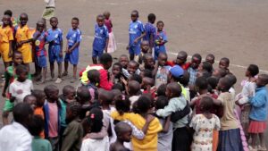 Goma : plus de 1 000 enfants réunis à Ndosho pour une colonie de vacances dédiée à la paix Goma : plus de 1 000 enfants réunis à Ndosho pour une colonie de vacances dédiée à la paix La paroisse Saint François Xavier de Ndosho, à Goma, accueille depuis ce 6 juillet 2026 plus de 1 000 enfants dans le cadre de sa colonie de vacances organisée par le département de la Pastorale des Enfants. Placée sous le thème « L'enfant porteur de la paix », cette initiative ambitionne de faire des vacances un temps d'apprentissage, de partage et de formation aux valeurs de paix et de fraternité. Cette forte mobilisation fait suite à une campagne de sensibilisation menée dans plusieurs avenues du quartier Ndosho. Les familles ont répondu favorablement à l'appel, en s'acquittant de frais d'inscription fixés à 2 000 francs congolais par enfant afin de permettre leur participation aux différentes activités. Pour assurer un encadrement de qualité, une équipe de 60 animateurs a été constituée. Les participants sont répartis en trois groupes selon leur âge : de 3 à 5 ans, de 7 à 10 ans et de 10 à 13 ans. Tout au long de la colonie, les enfants prennent part à un programme varié comprenant des enseignements sur la paix, des moments de prière, des jeux éducatifs, des matchs de football ainsi que des activités récréatives. Chaque journée se clôture par un partage de bouillie et de biscuits. Pour les parents, cette colonie représente bien plus qu'une simple occupation pendant les vacances. « Avant, mon enfant passait ses journées à errer dans le quartier. Aujourd'hui, il découvre la prière, apprend à vivre avec les autres et rentre chaque soir heureux. Cette colonie est une véritable école de vie et un grand soulagement pour nous, les parents », témoigne Mme Noella, mère d'un participant. Les organisateurs soulignent que l'objectif est de semer les valeurs de paix dès le plus jeune âge. « Nous croyons qu'un enfant éduqué à la paix devient un adulte capable de construire des communautés plus unies. Notre mission est d'accompagner chaque participant selon son âge afin qu'il grandisse avec le sens du respect, du dialogue et de la fraternité », explique un responsable de l'encadrement. Le curé de la paroisse, le père Roberto, s'est réjoui de l'engouement suscité par cette édition. « Voir plus de mille enfants rassemblés autour d'un message de paix est un signe d'espérance pour notre ville. Cette mobilisation témoigne de la confiance des familles envers la paroisse et nous encourage à poursuivre notre engagement en faveur de l'éducation intégrale de la jeunesse », a-t-il déclaré. À travers cette colonie de vacances, la paroisse Saint François Xavier de Ndosho entend offrir aux enfants un cadre sécurisé où se conjuguent apprentissage, loisirs, spiritualité et convivialité. Une initiative saluée par les familles, qui y voient un investissement précieux pour l'éducation et l'épanouissement de la jeunesse de Goma. Sofia Wilondja