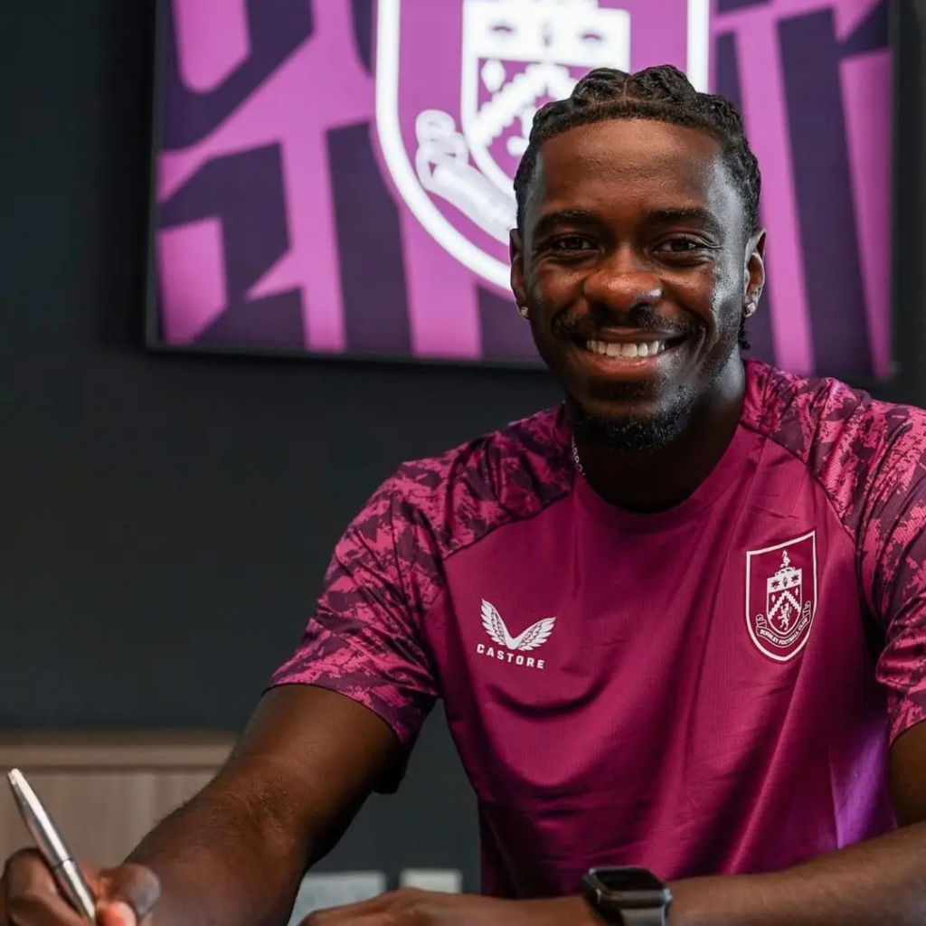 Mercato : le défenseur congolais Axel Tuanzebe dans le viseur de Hull City le défenseur congolais Axel Tuanzebe dans le viseur de Hull City