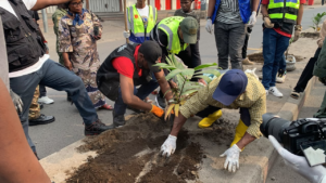 le maire Désiré Ngabo conduit une opération de salongo et de plantation d’arbres à Murara