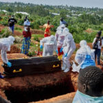 Le cercueil du docteur Tibenderana Katho Blaise, qui a succombé au virus Ebola, au cimetière de Nyamurongo, dans la ville de Bunia (République démocratique du Congo), le 26 mai 2026. GRADEL MUYISA MUMBERE/REUTERS