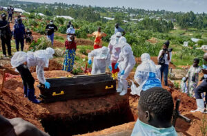 Le cercueil du docteur Tibenderana Katho Blaise, qui a succombé au virus Ebola, au cimetière de Nyamurongo, dans la ville de Bunia (République démocratique du Congo), le 26 mai 2026. GRADEL MUYISA MUMBERE/REUTERS