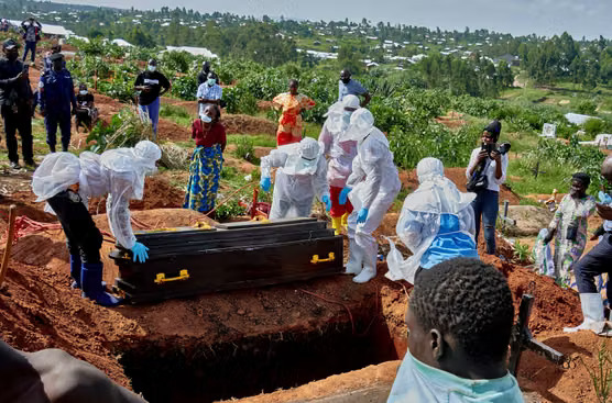 RDC : 2.128 morts sur 4.566 cas d’Ebola, la létalité atteint 46,6% Le cercueil du docteur Tibenderana Katho Blaise, qui a succombé au virus Ebola, au cimetière de Nyamurongo, dans la ville de Bunia (République démocratique du Congo), le 26 mai 2026. GRADEL MUYISA MUMBERE/REUTERS