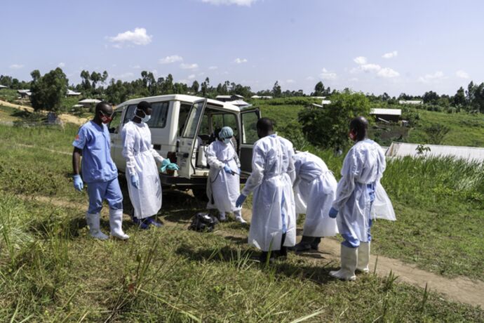 onze attaques contre les volontaires de la Croix-Rouge dans la riposte contre Ebola