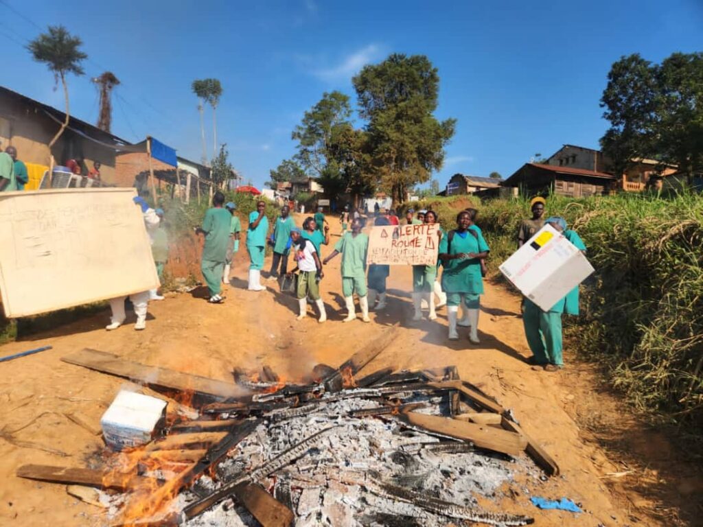 Ituri : grève au CTE de Nizi, le personnel réclame trois mois d’arriérés Le personnel de la riposte au Centre de Traitement Ebola (CTE) de Nizi