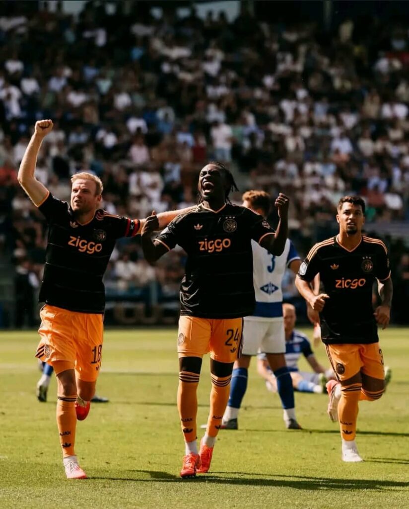Jorthy Mokio décisif, l’Ajax file au prochain tour