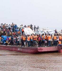 Un bateau maintenu à l’écart de Kinshasa après un cas suspect en Mongala